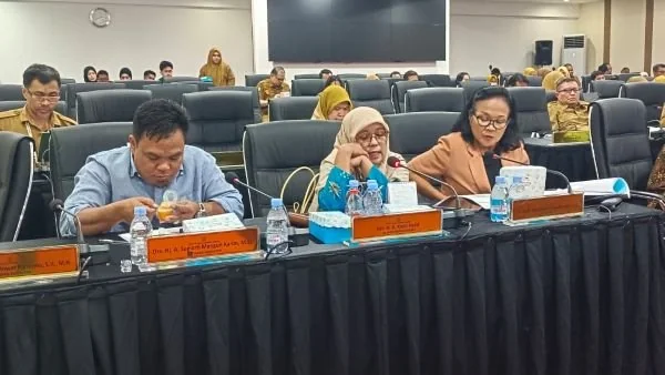 Anggota Komisi E  DPRD Sulsel, Yeni Rahman, saat rapat Komisi E (jilbab coklat), (Dok: KabarMakassar).