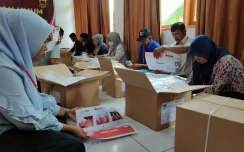 Ratusan orang pihak penyelenggara yang dilakukan oleh KPU Sinjai, Sulawesi Selatan saat menyortir kertas surat suara. Foto ist