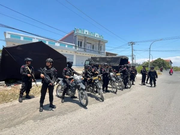 Personil BKO Brimob Polda Sulsel saat menggelar patroli rutin di Kantor KPU Kabupaten Jeneponto (Dok : Ist).