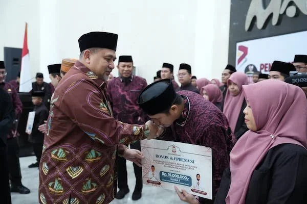 Penyerahan bonus dan apresiasi kepada kafilah Kota Makassar yang berhasil meraih prestasi di MTQ ke-34 tingkat Provinsi Sulsel, Dok: Ist).