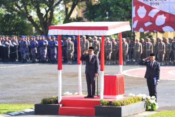 Gubernur Sulbar Suhardi Duka saat bertindak sebagai Inspektur Upacara. (Dok: Ist)