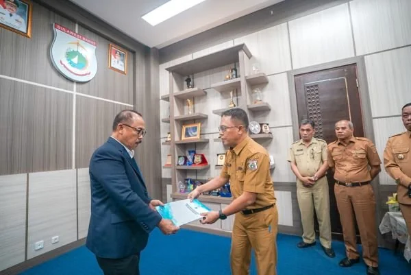 Plh Sekprov Sulbar Junda Maulana saat menerima surat tugas dari Gubernur Sulbar Suhardi Duka (Dok : Ist).