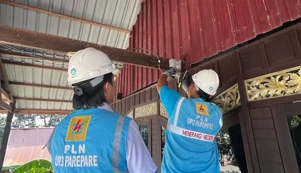 Petugas PLN tengah megecek kWh meter pelanggan di Kabupaten Sidrap, Sulawesi Selatan.