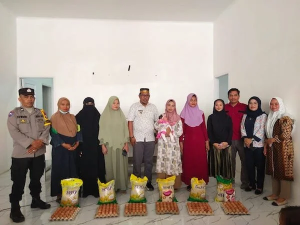 Aipda Suwadi selaku Bhabinkamtibmas di Desa Karelayu, Kecamatan Tamalatea, mengawasi kegiatan pembagian bantuan makanan tambahan sebagai bagian dari program pencegahan stunting. (Ist).