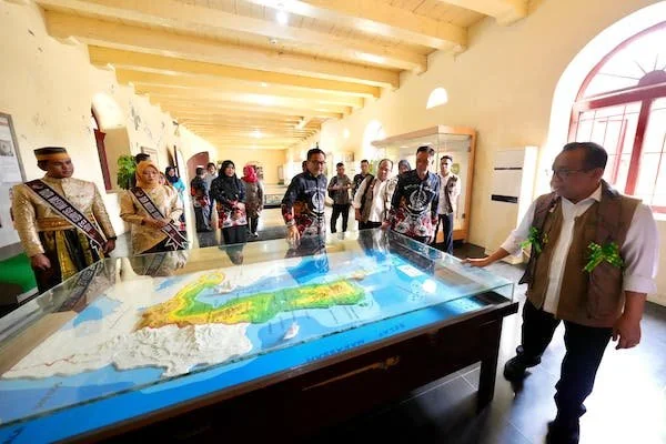 Sekprov Sulsel, Jufri Rahman mendampingi Menko PMK, Pratikno di Museum La Galigo (Dok: Ist)