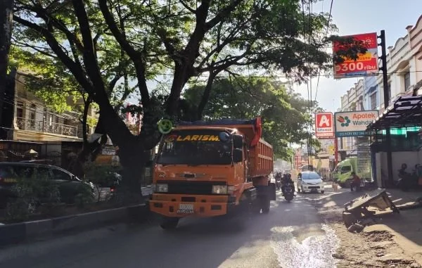 Truk Pengangkut Material Melintas di Jl Poros BTP, Makassar saat siang hari (Dok : Hanifah KabarMakassar)