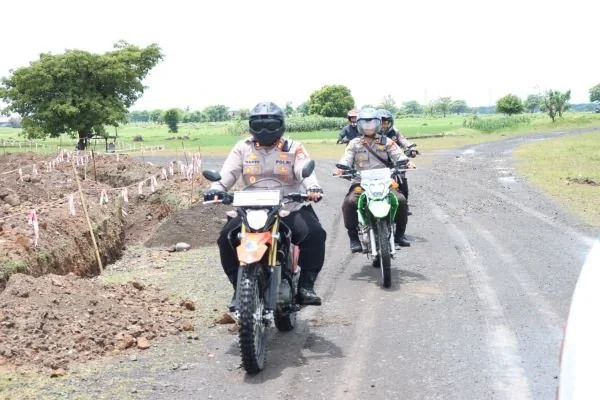 Kapolres Jeneponto, AKBP Haryo Basuki bersama para PJU Polres Jeneponto saat melakukan patroli di pelosok desa menggunakan sepeda motor Trail. (Dok: Ist)