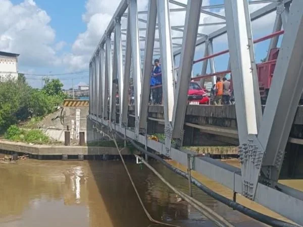 Jembatan Tarailu usai 3 pekerja terjatuh ke sungai (Dok : Ist).