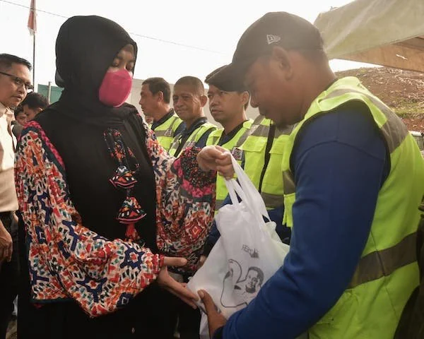 Wagub Sulsel Fatmawati Rusdi saat memberi sembako di TPA Tamangapa (Dok: Ist)