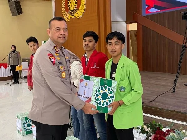 Kapolda Sulbar saat menyerahkan bansos kepada mahasiswa (Dok : Ist).