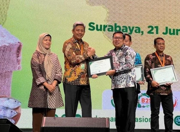 Kepala Dinas Ketahanan Pangan Provinsi Sulsel, Andi Muhammad Arsjad saat menerima penghargaan dari Kepala Bapanas