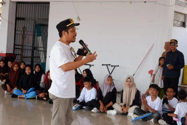 Sekretaris Umum KORMI Kabupaten Jeneponto, Suardi A. Kahar saat melakukan Ice Breaking kepada seluruh Peserta Indonesia Drum Corps Assosiaciation (IDCA) di Lapangan Passamaturukang (Dok : Ullah KabarMakassar).