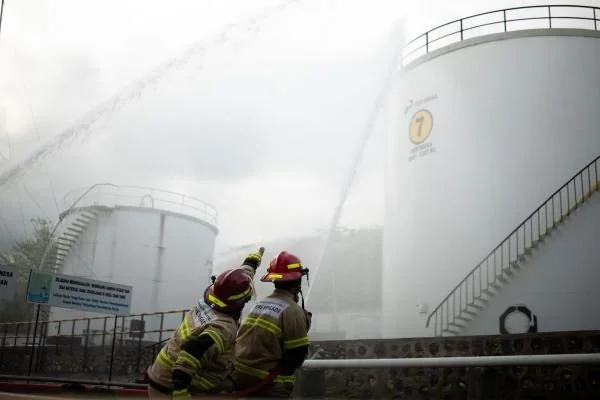 Pertamina Patra Niaga menggelar latihan simulasi penanggulangan keadaan darurat berupa aksi warga masyarakat hingga penangangan percikan  api di salah satu tangki penyimpanan di Fuel Terminal Luwuk. (Dok: Ist)