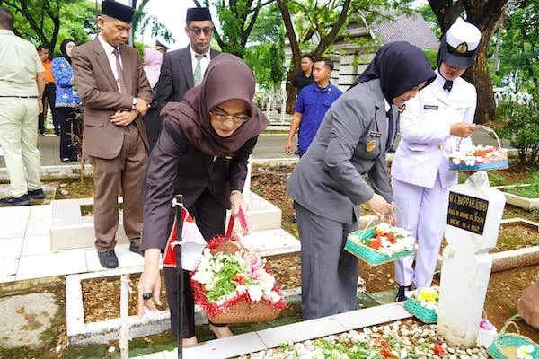Ketua DPRD Sulawesi Selatan, Andi Rachmatika Dewi melakukan tabur bunga di makam pahlawan (dok. Ist)