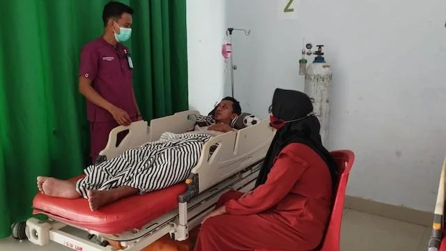 Salah seorang petugas KPPS terbaring sakit di ruang observasi IGD, RSUD Lanto Daeng Pasewang, Jeneponto. (Ullah)