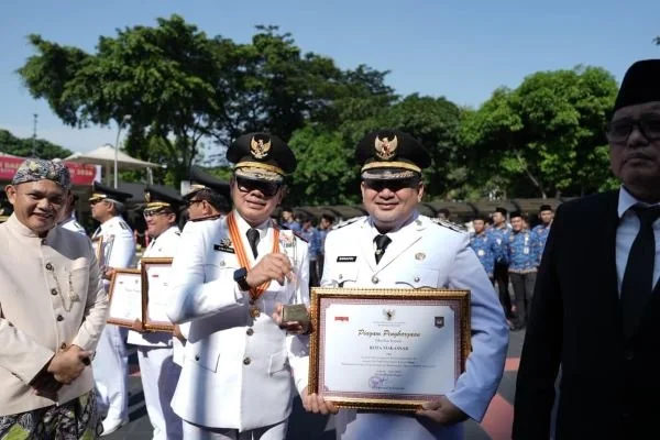 Wali Kota Makassar Munafri Arifuddin saat Menerima Penghargaan Kota Kinerja Terbaik di Upacara Peringatan Hari Otonomi Daerah ke- XXX Tahun 2026
yang dilaksanakan oleh Kementerian dalam Negeri Republik Indonesia (Dok: Ist).