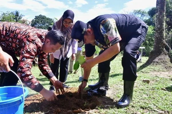 Bupati Pangkep Muhammad Yusran Lologau mendampingi Pj Gubernur Sulawesi Selatan, Bahtiar Baharuddin melakukan penanaman nangka madu di lahan warga, di Kelurahan Balleang, Kecamatan Balloci, Rabu (28/2).