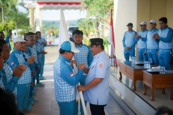 Pj Gubernur Sulbar Bahtiar Baharuddin saat melepas kontingen Sulbar ke PON Aceh (Dok : Ist).