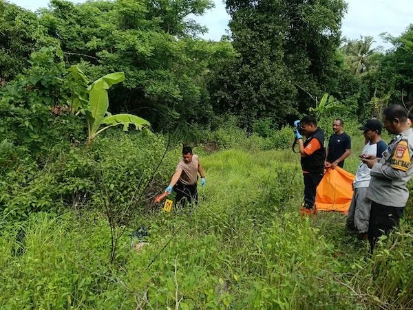 Jasad Dg. Bondeng (68) saat di identifikasi petugas kepolisian di TKP. (Foto/ist).