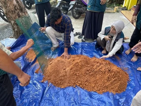 Mahasiswa Unhas membantu pemberdayaan pemuda Kelurahan Baju Bodoa, Maros melalui sektor pertanian dengan budidaya jamur tiram (Dok : Ist).