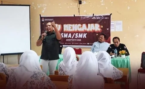 KPU  Jeneponto Divisi Teknis Penyelenggaraan, Arifandi, Divisi Hukum dan Pengawasan, Ilham Hidayat saat memberikan edukasi ke siswa SMKN 1 Jeneponto. (Ist).