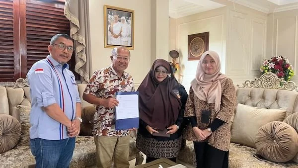 Branch Manager PT. Taspen Kota Makassar, Ita Wiana Astuti saat menyerahkan manfaat dana pensiun kepada Eks Bupati Jeneponto 2 periode, Iksan Iskandar di kediamannya, Kamis (15/1).