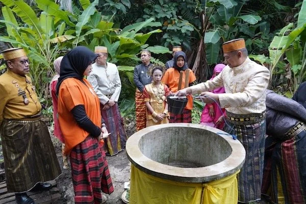 prosesi pengambilan air dari Bubung Parani atau Sumur Arung Senga dalam tradisi Mallekke Wai di Kabupaten Luwu (dok. Ist)