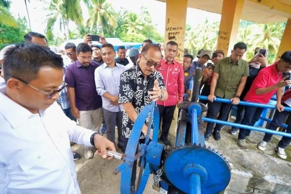 Gubernur Sulbar bersama Bupati Polman saat mengecek bendungan Lakejo, Desa Dakka, Kabupaten Polman. Dok. Ist