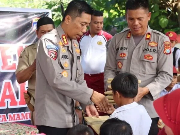 Kapolresta Mamuju saat membagikan perlengkapan sekolah di SDN Bayor-bayor (Dok : Ist).