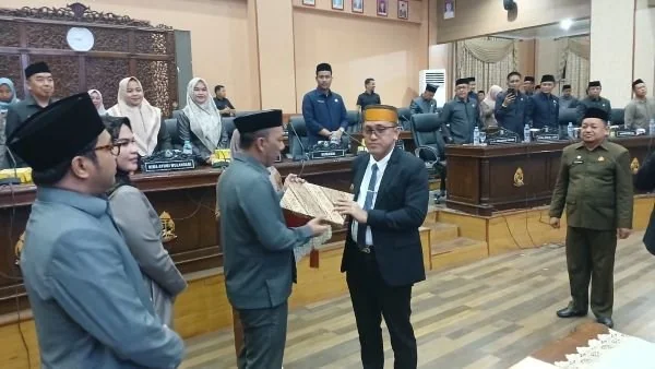 Bupati Jeneponto, H. Paris Yasir saat menyerahkan RPJMD ke Ketua DPRD Didis Suryadi (Dok : Ist).