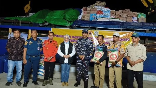 Penyaluran bantuan secara simbolis yang dilakukan di dermaga Mako Lanal Mamuju (Dok: Aldy KabarMakassar)