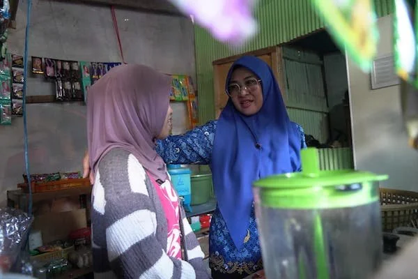 Bupati Gowa, Sitti Husniah Talenrang saat meninjau langsung lokasi penerima bantuan di Kecamatan Bajeng dan Barombong, (Dok: Ist).