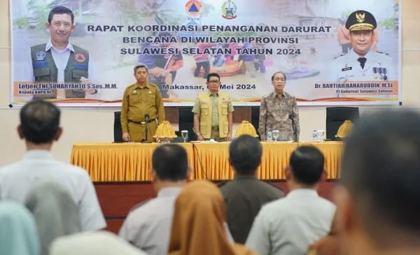 Pj Sekda Sulsel, Andi Muhammad Arsjad dan Kepala BNPB RI, Letjen TNI Suharyanto pada Rakor Penanganan Darurat Bencana di Sulsel.