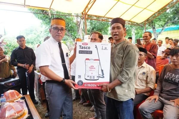 Bupati Jeneponto. Paris Yasir saat menyalurkan bantuan bibit padi dan handprayer ke para petani di Desa Tuju. Dok. Ist