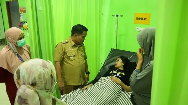Petugas KPPS TPS 03, Sri Suci Wulandari saat di jenguk Pj Bupati Jeneponto, Junaedi Bakri di RSUD Lanto Daeng Pasewang