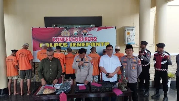 Kapolres Jeneponto, AKBP Widi Setiawan didampingi Kasat Narkoba AKP Baharuddin dan Kasat Reskrim AKP Syahrul Rajabia saat menggelar press release di awal Tahun 2025. (Foto: Ullah).