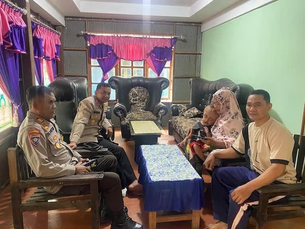 Kapolres Jeneponto, AKBP Widi Setiawan bersama Kasat Binmas, AKP M. Natsir saat mengunjungi Ikbal di kediaman tantenya. (Foto/ist)/