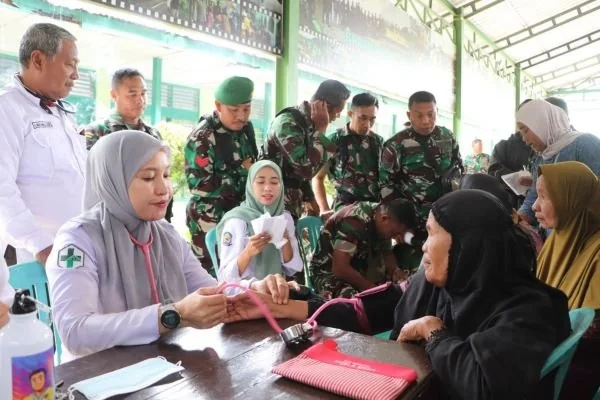 Kodim 1425/Jeneponto melaksanakan kegiatan Bakti Sosial (Baksos) kesehatan. (Dok: Ist)