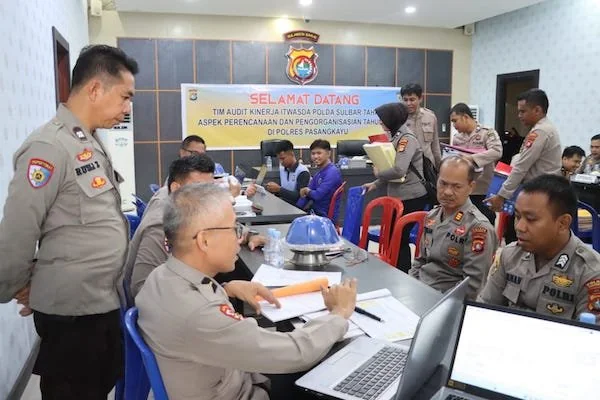 Tim audit kinerja Itwasda Polda Sulbar saat melakukan pemeriksaan berkala di Polres Pasangkayu.(dok: Ist)
