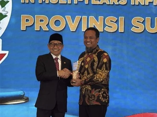 Gubernur Sulawesi Selatan, Andi Sudirman Sulaiman menerima penghargaan pada ajang National Governance Awards(dok. Ist)
