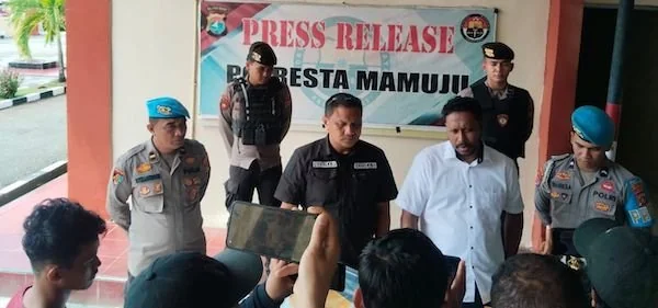 Kasatreskrim didampingi Kasi Humas Polresta Mamuju saat memberikan keterangan beberapa waktu lalu(dok:ist)