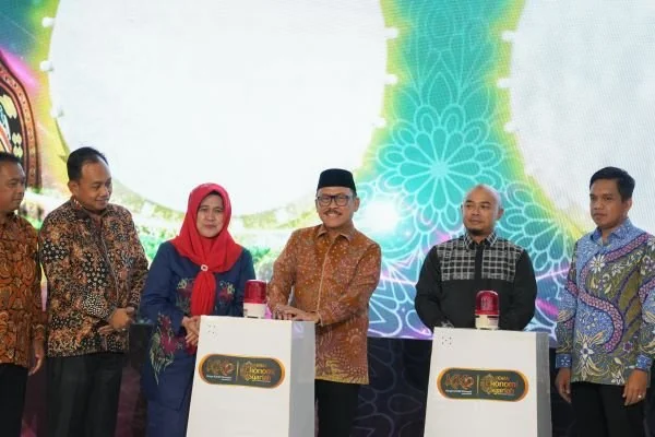 Gubernur Sulbar Suhardi Duka saat menghadiri acara pembukaan Karya Kreatif Ekonomi dan Pekan Ekonomi Syariah yang digelar oleh Bank Indonesia Perwakilan Sulbar (Dok : Ist).