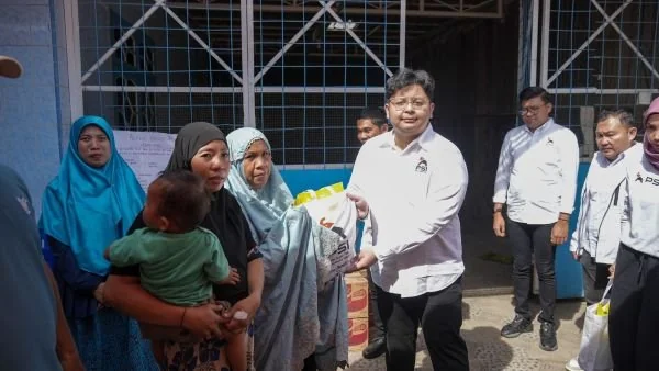 Ketua Partai Solidaritas Indonesia (PSI) Sulawesi Selatan, Muammar Ferirae Gandi Rusdi, Salurkan Bantuan, (Dok: Ist).