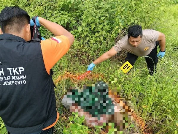Tim Inafis Sat. Reskrim Polres Jeneponto saat melakukan proses identifikasi terhadap Jasad Dg. Bondeng di TKP. (Foto/ist).