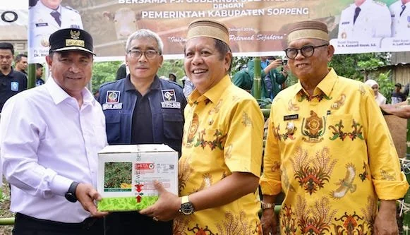 Pj Gubernur Sulsel, Bahtiar Baharuddin (kiri) dukung penuh sertifikasi bibit cabai Tampaning yang dijadikan hak paten oleh Bupati Soppeng, Kaswadi Razak (dua dari kanan), Jumat, (8/3).