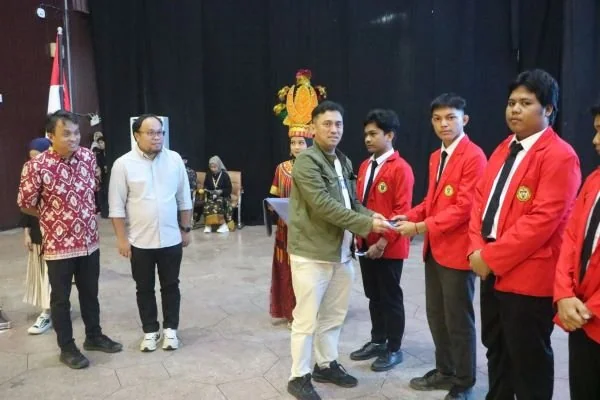 Mahasiswa Unhas menerima Beasiswa Kartu Indonesia Pintar Kuliah (Dok : Ist).