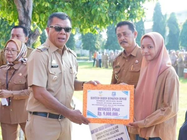 Bupati Bulukumba Andi Muchtar Ali Yusuf menyerahkan bantuan kepada para korban bencana puting beliung (Dok : Ist).