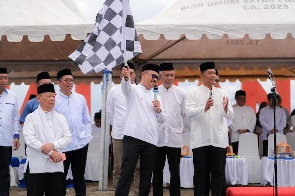 Gubernur Sulbar Suhardi Duka saat melepas kafilah yang ikut dalam pawai Ta'aruf di Mamuju kota(dok:Ist)