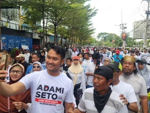 Andi Seto Ghadista Asapa saat jalan santai bersama warga Makassar di sekitaran Anjungan Pantai Losari,  Kota Makassar (Dok : ist).