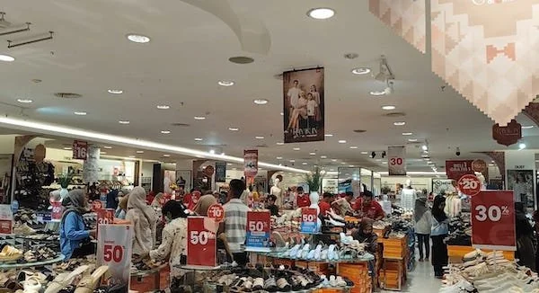 suasana oengunjung di pusat perbelanjaan (dok Hanifah KabarMakassar)